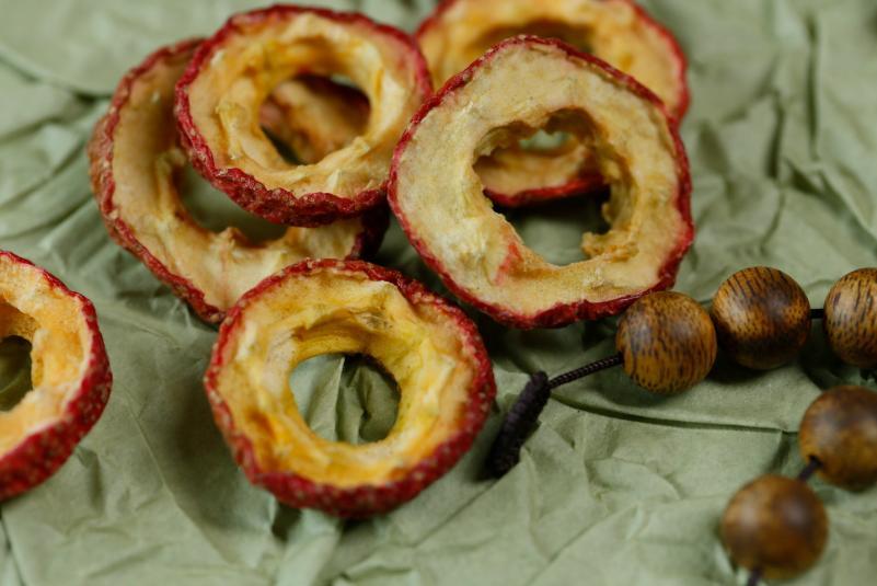 长期山楂干泡水喝，对身体有什么好处？吃山楂有哪些注意事项？杯子里放几片山楂干