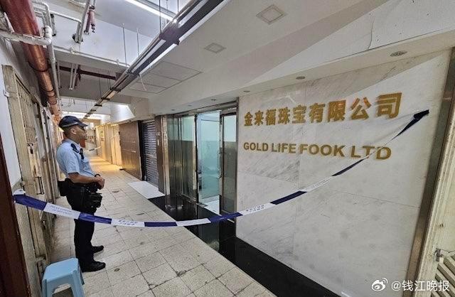 【#香港黄金劫案#：10悍匪闯香港工场，抢走65公斤黄金，当6人面用铁链反锁大门