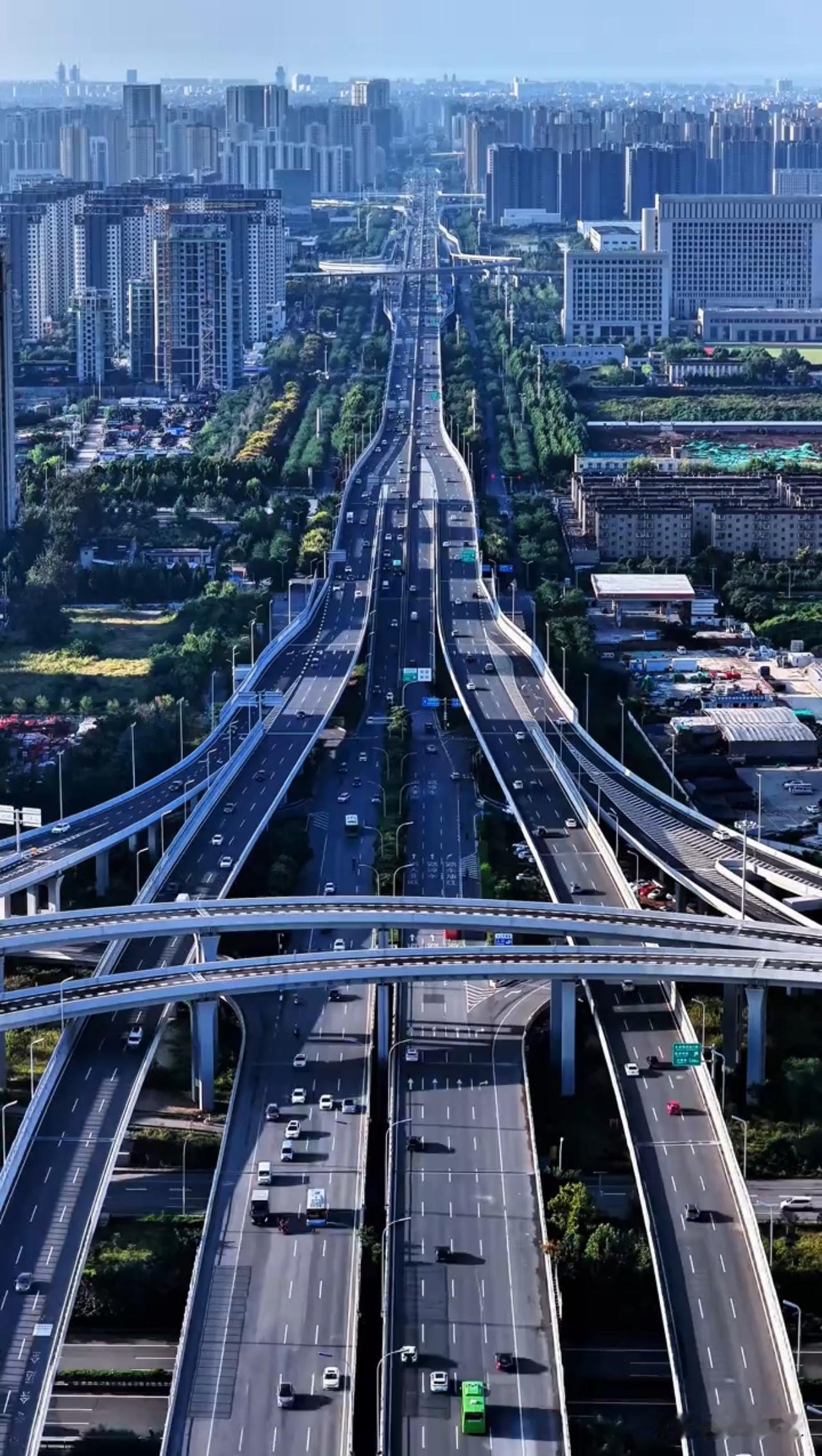仅凭一个镜头，谁能看出这是哪个城市？