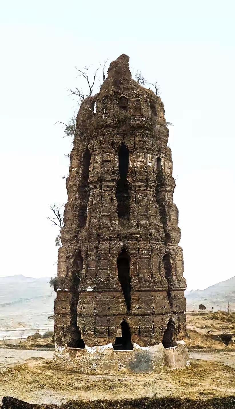 1924年，雷峰塔突然倒塌，人们害怕白蛇出塔，纷纷呼喊：“快跑啊，雷峰塔倒了，白