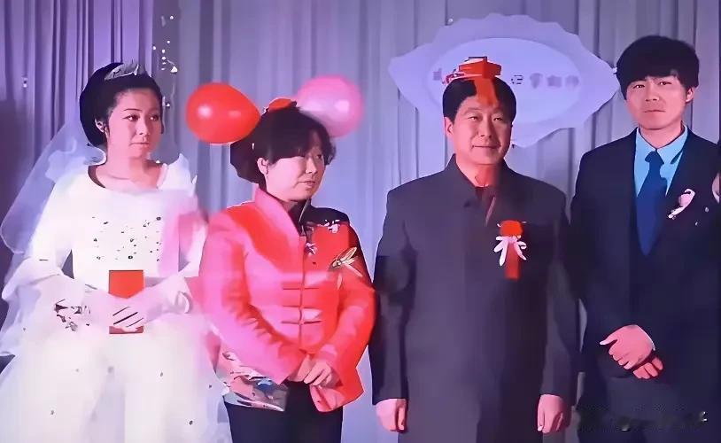 在田静郭威的婚礼上，郭田成了配角，而郭杜站在C位多酷多炫，似乎是他们老两