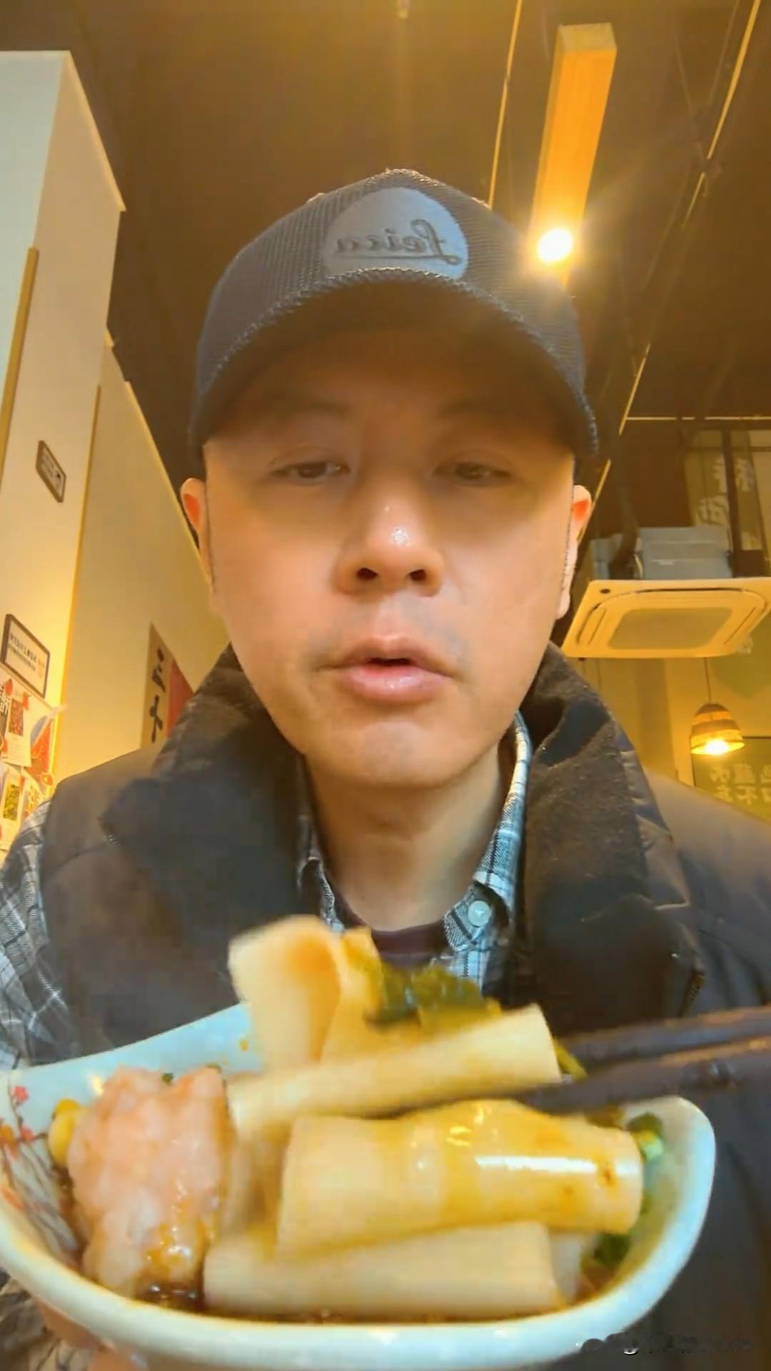 2月21日，演员任重更新生活日常vlog，并配文“初五快乐”。任重与重庆籍主