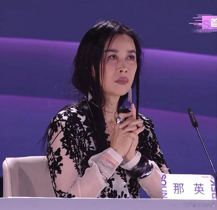 11月23日，那英录制《声鸣远扬》新造型曝光，头发凌乱，好有破碎感，脸部浮肿表情