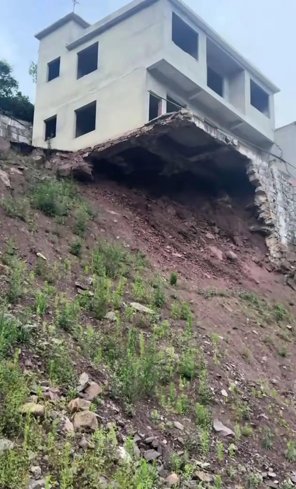 这个房子拆了重建好，还是多花点钱在下面下深桩，建柱子、或者挡土墙支撑。比较重建