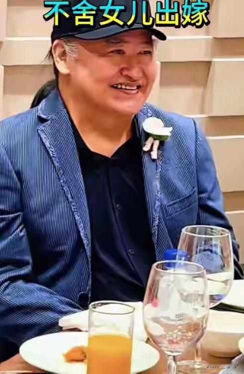 刘欢33岁女儿刘一丝结婚了,患癌不死的刘欢身穿蓝色西服出席了婚礼,满眼不舍的出