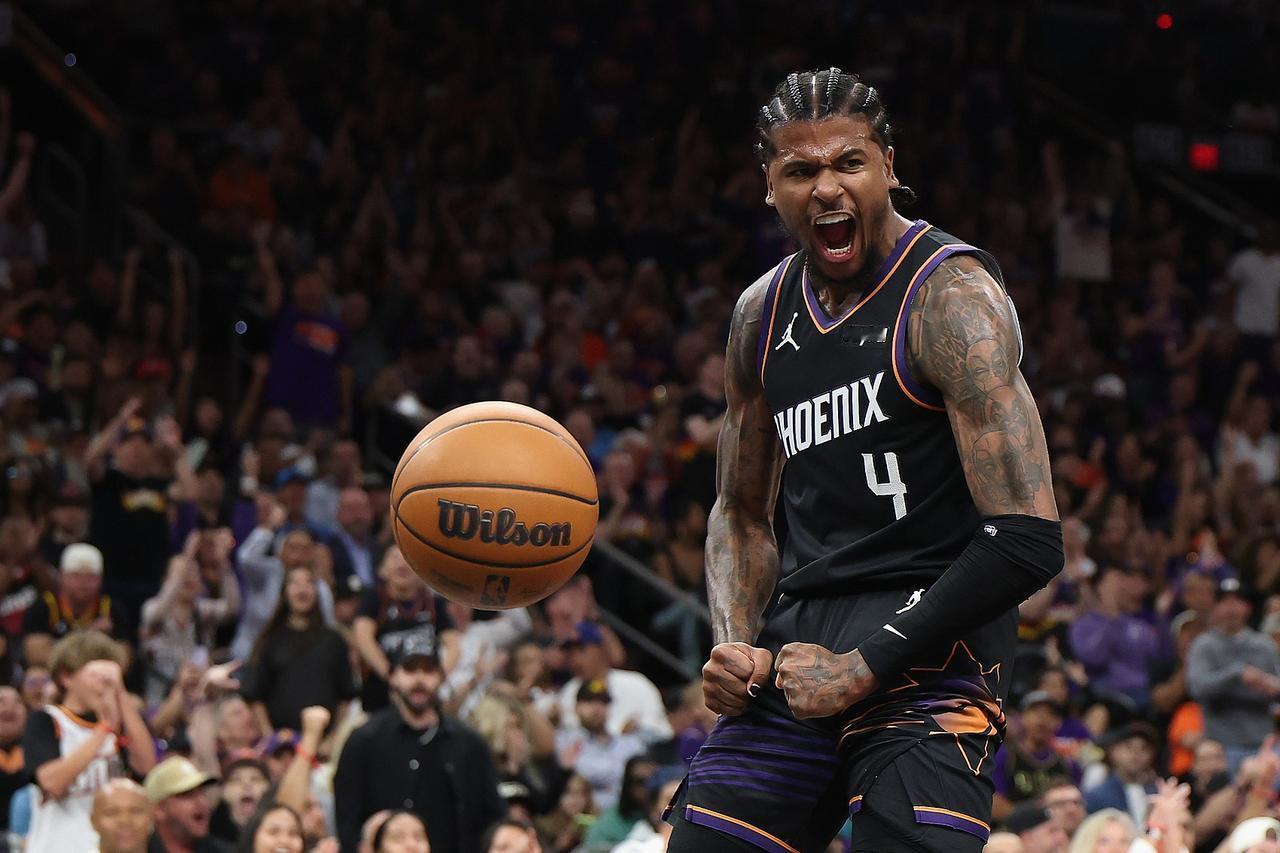 万万没有想到，格林能把布克带进季后赛？太阳队击败了勇士，拿下了季后赛最后一张门