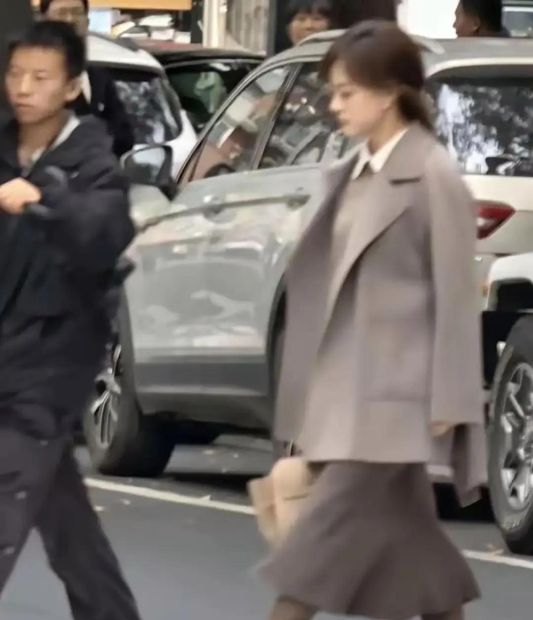 42岁女明星的凌晨4点，撕碎了所有时间管理的谎言。她穿着运动服买葱油饼时，狗仔