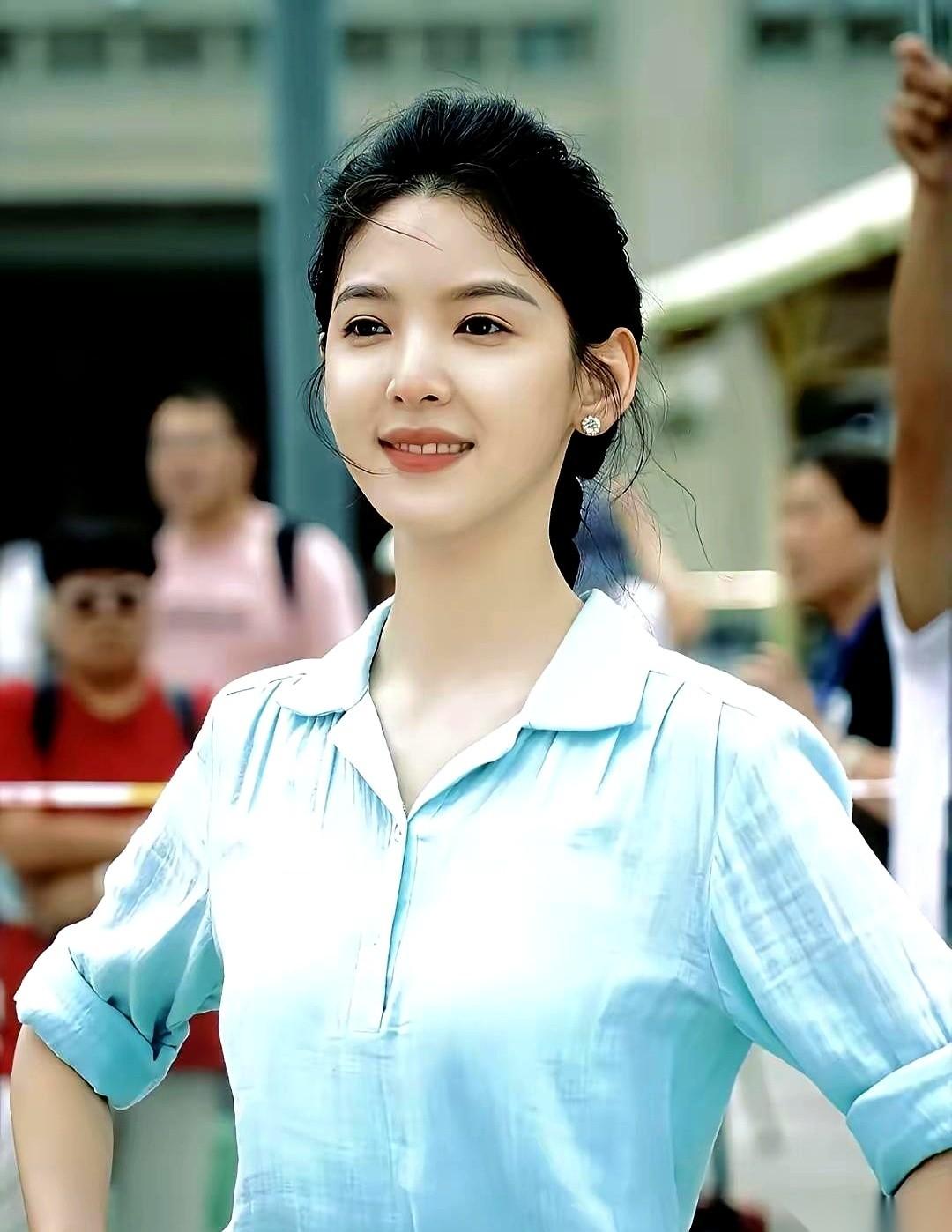 都以为章若楠是那种天生好命的甜妹，一出道就顺风顺水。但镜头往回倒，倒回那个一天