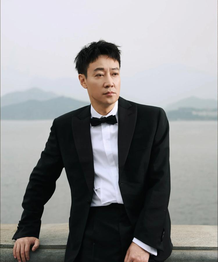 辛柏青这哥们儿年轻时候是真能折腾啊，大半夜不回家蹲网吧打游戏，媛媛姐喊破嗓子都拽