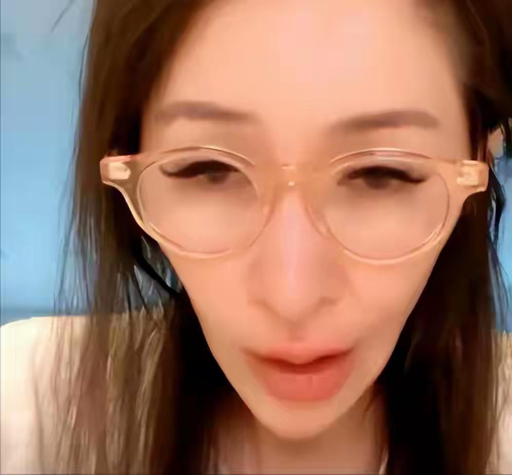 我有一种感觉萧亚轩纵欲的这些年很开心因为她的面相已经开始变了，不光是瘦成纸片