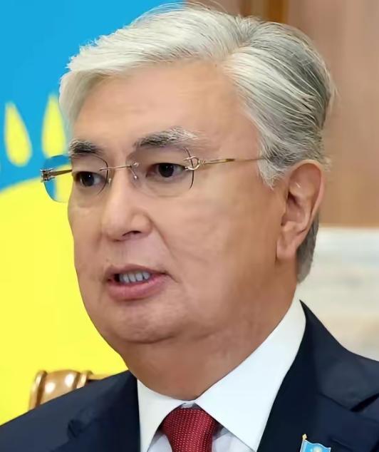 托卡耶夫访日后形象一落千丈？中日矛盾加剧之际，哈萨克斯坦总统硬是把一场常规外交访