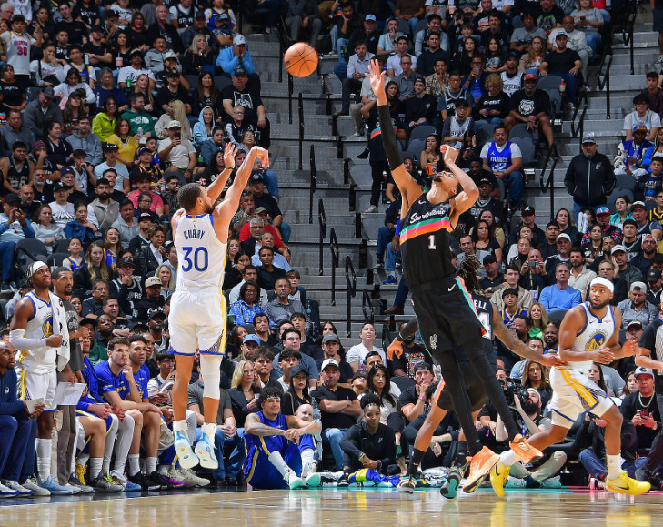 近日，NBA名宿雷吉·米勒接受采访时，谈到了维克托·文班亚马和斯蒂芬·库里。米勒