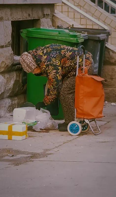 那天我劝完架，整个人都懵了。回家路上看见保洁阿姨在翻垃圾桶，佝着腰掏一个矿泉水瓶