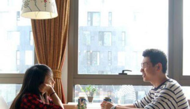 女子怀孕七个月了，挺着大肚子去相亲，男子说：“怎么长这么胖啊！”女子说：“我不是