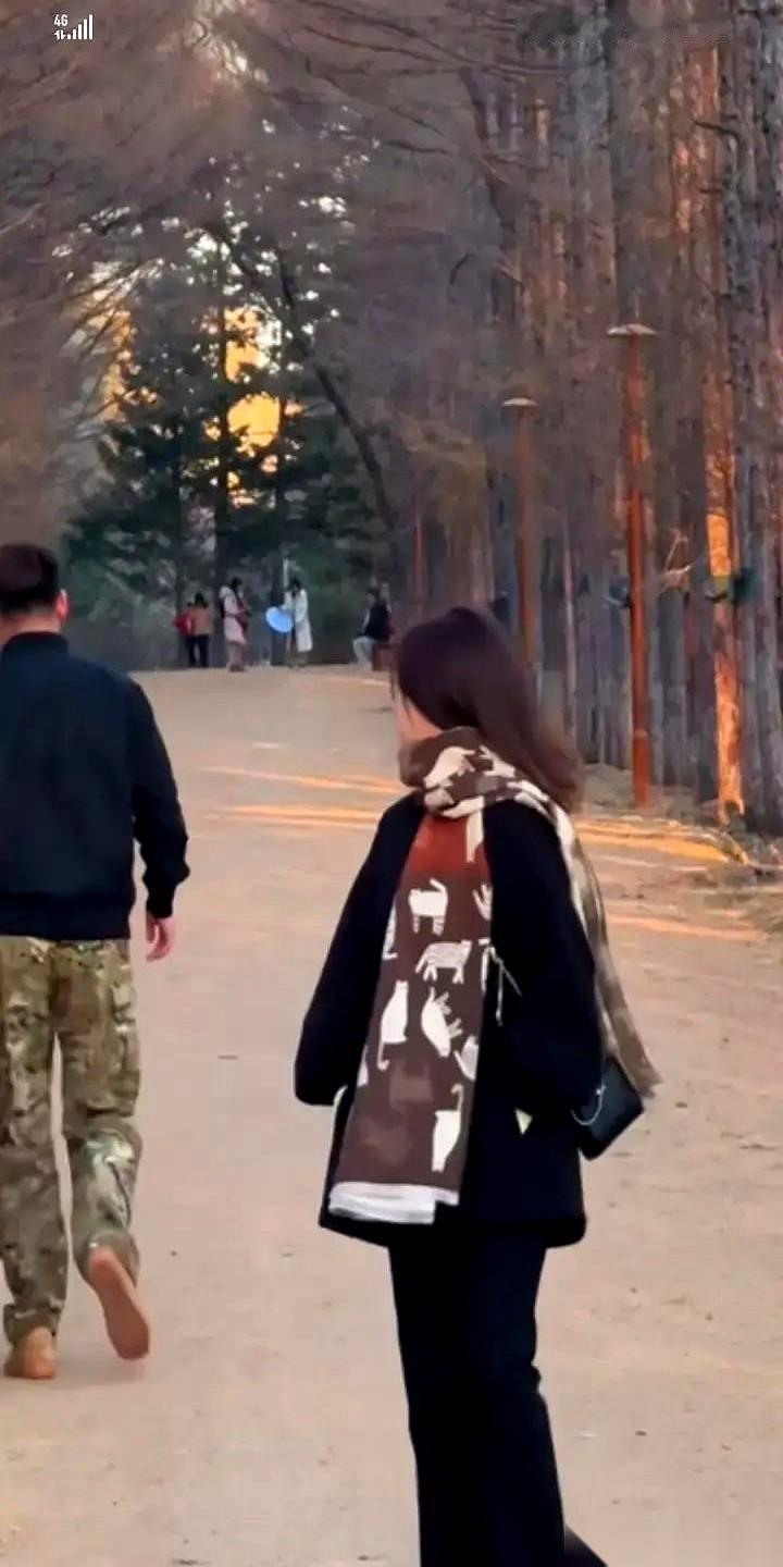 一根黑色的自拍杆，从成都大熊猫基地游客区的玻璃缝里，悄悄伸了进去。杆子的另一头