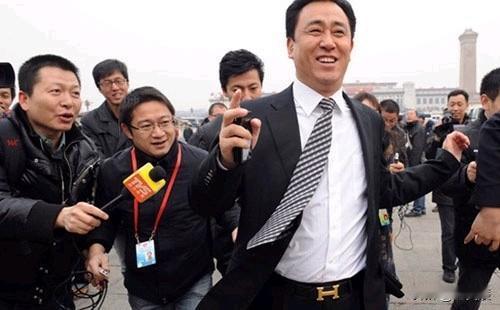 许家印受审，被控8项罪名，凤凰网曝光其家属逃避追债的两种方式。4月13日至1