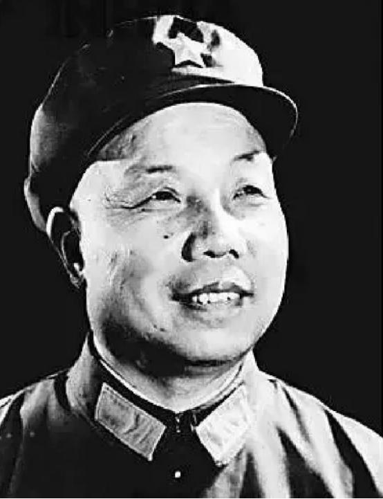 1949年筹建人民空军，中央给刘亚楼选配政委的人事提议权限，他敲定肖华出任首任空