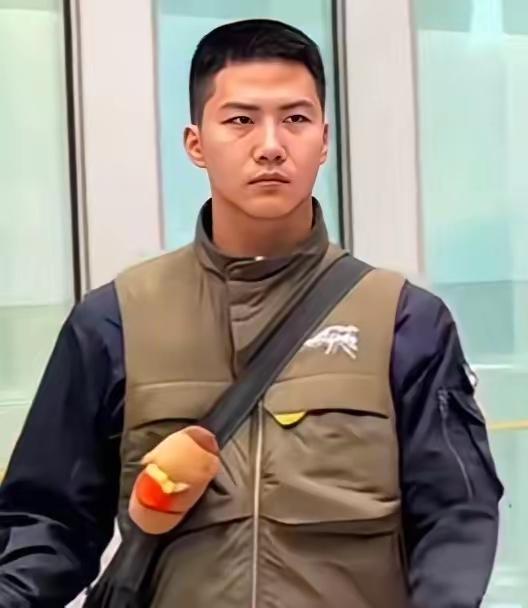 190cm硬汉少年！胡军儿子康康拒进娱乐圈，立志当飞行员报效祖国！说起胡军，