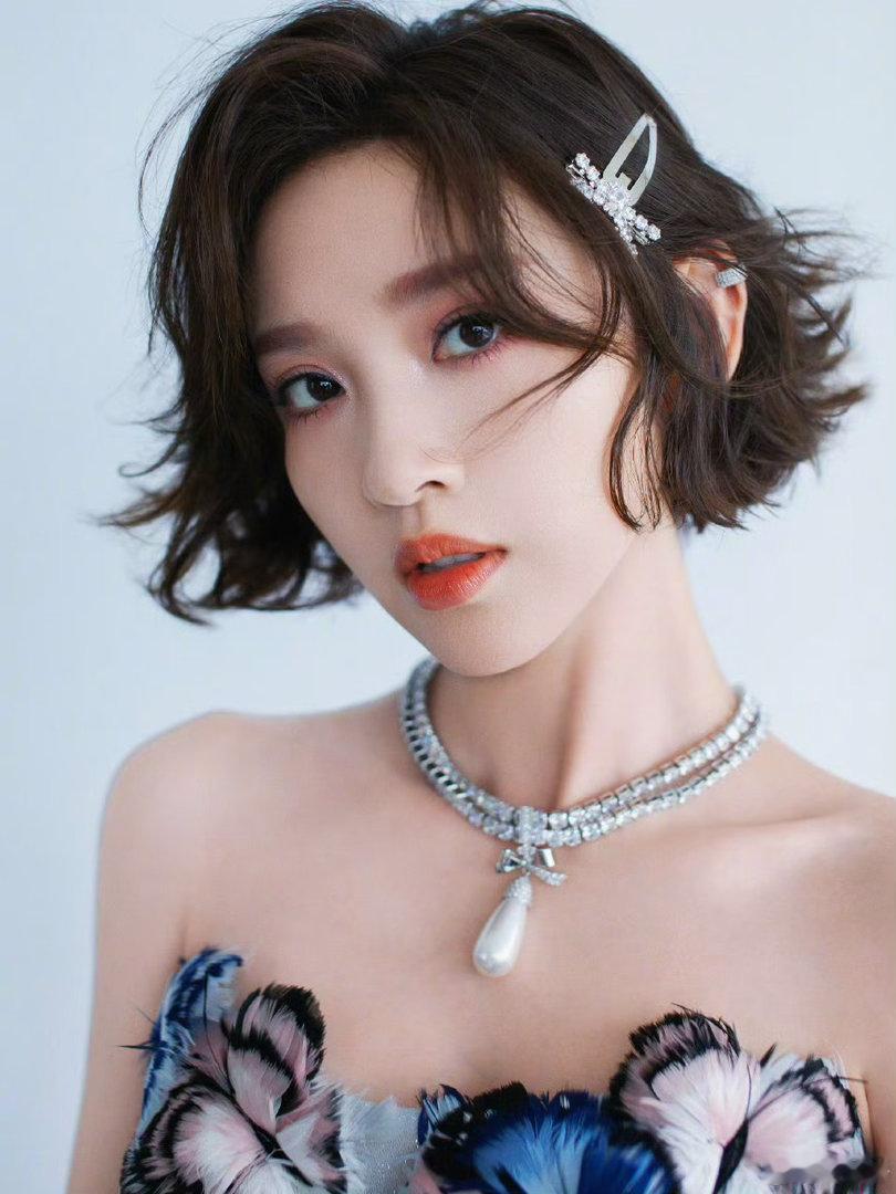 唐艺昕发雷霆自拍回应热搜唐艺昕素颜雷霆照网友说妆没卸干净，唐艺昕直接给你看头发