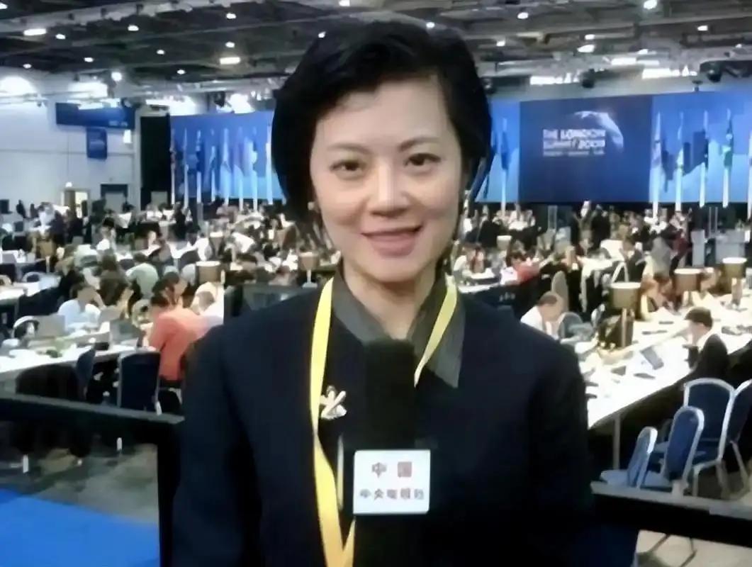 她被称为＂央视才女＂，”2004年嫁给英国富豪，为爱情放弃中国国籍，加入英国，本