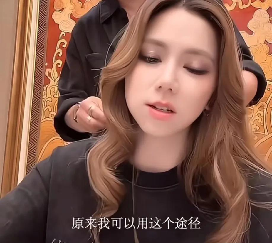 6月18日，邓紫棋前经纪公司要求邓紫棋删除重新录制的歌曲《光年之外》《泡沫》等等