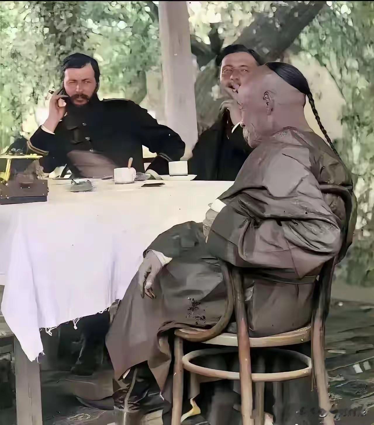 照片中的这个清朝官员，他的发型就是典型的金钱鼠尾辫，看着有些怪怪的，但是在当时，