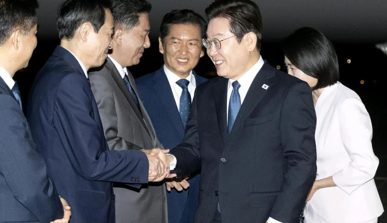 韩国媒体消息，结束海外访问回国的李在明抵达首尔后立即指示政务首席秘书禹相浩推进与