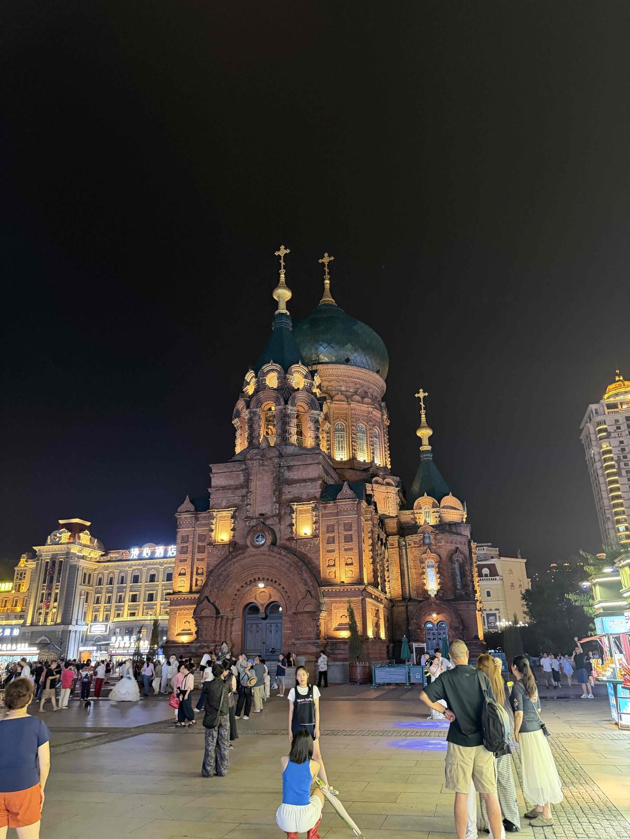 夜晚的教堂，灯火辉煌，人潮涌动，美不胜收！实景教堂逛教堂蓝色圆顶教堂红教堂