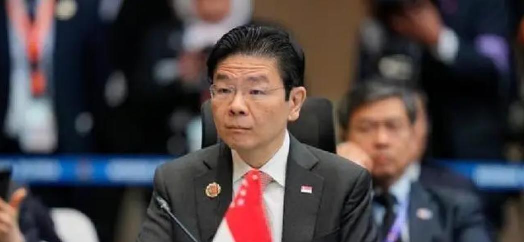 这就叫“回旋镖”扎自己身上了！键盘敲击声里，泛黄的家族档案被逐条晒在新加坡本地