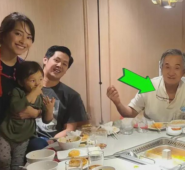 71岁成龙吃火锅被遇：满头白发显衰老，气色尚佳仍忙碌