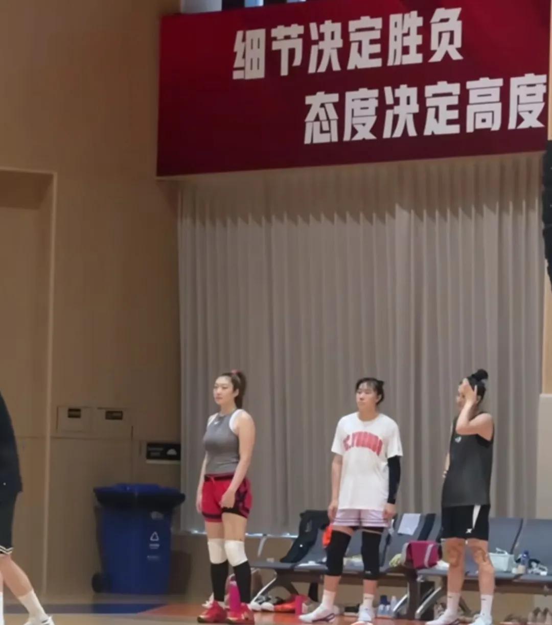 为了全运会的资格赛，四川女篮在云南元谋开训，有贾赛琪，有韩旭，有肖桐，也有