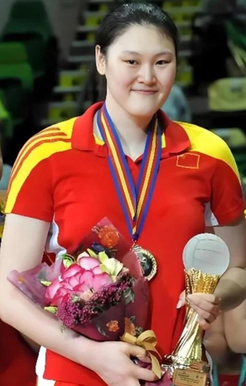 为国争光却惨遭郎平弃用！选择投奔土耳其的王一梅，如今生活怎样？她是中国女排的标志