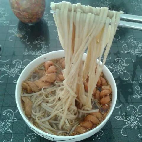 醍醐灌顶的一句话：“我有钱，但是我不花，我自己煮碗面吃。我生活艰苦，努力存钱。