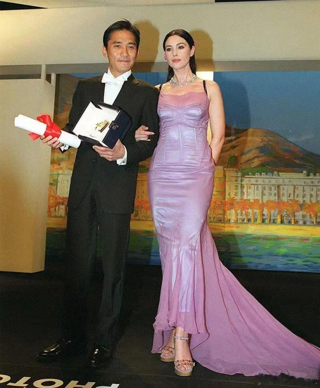 25年前，梁朝伟凭借《花样年华》拿下戛纳影帝，莫妮卡贝鲁奇为他颁奖。​！​​