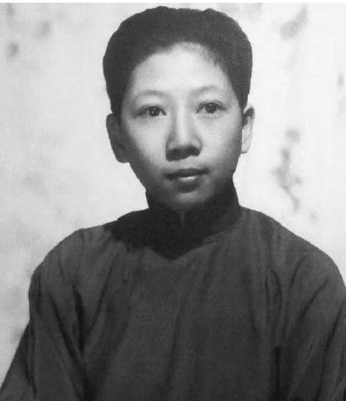 1941年，51岁的陈济棠携夫人，正坐在专机上，闭目养神。突然，被一名年轻女子喝