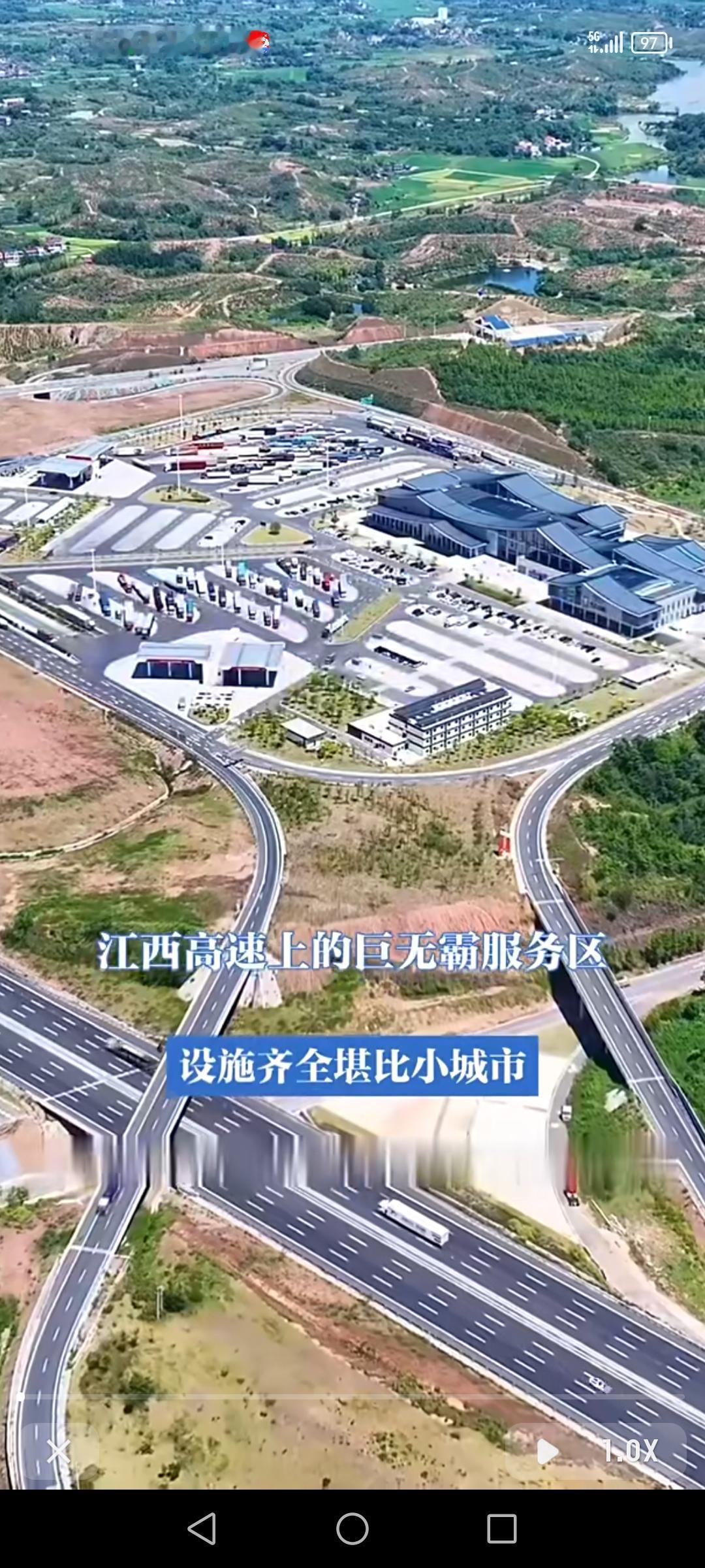 江西高速上的巨无霸服务区简直逆天！就跟个小城市似的，设施全得离谱。吃的喝的应有尽