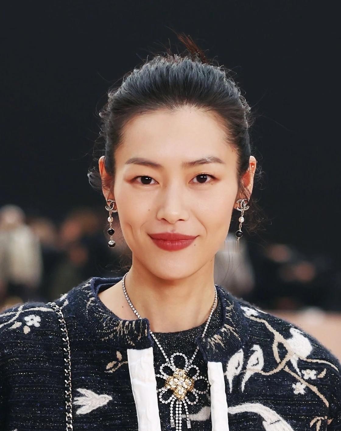 刘雯在Instagram上点了一个赞，然后这个动作把她送上了热搜。9月2日井柏