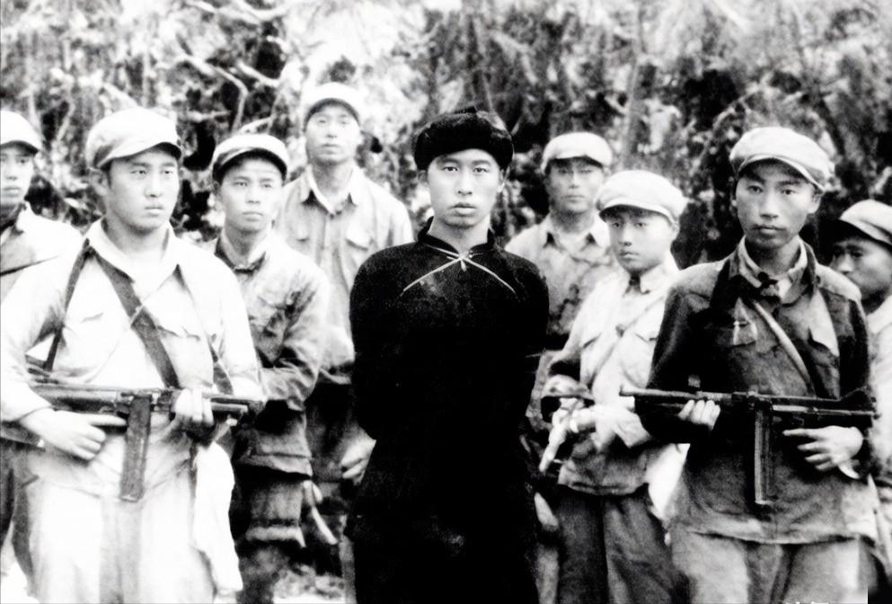 1950年那会儿，出了个让全军都震怒的事——解放军有个副营长叫赵希荣，居