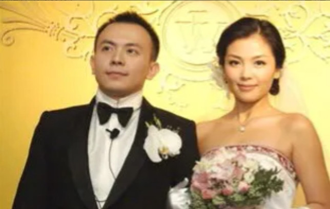 2009年，王珂破产，刘涛无奈之下来到秦海璐家，畏畏缩缩地说：“璐姐，我老公破产