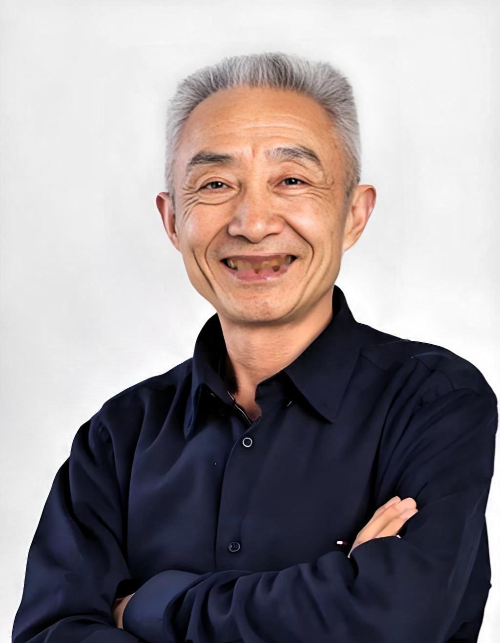 大学课堂上，女生突然站起来问：李白一辈子不工作，哪来钱游山玩水？戴建业一句话逗笑