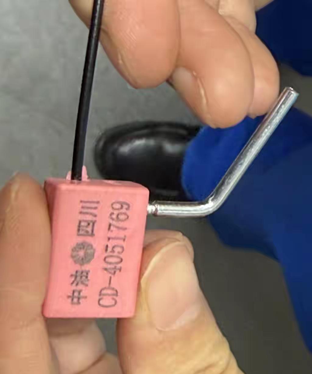 四川成都，男子去加油站加92号汽油，加完油费500多，男子懵了，他平常加油从没超