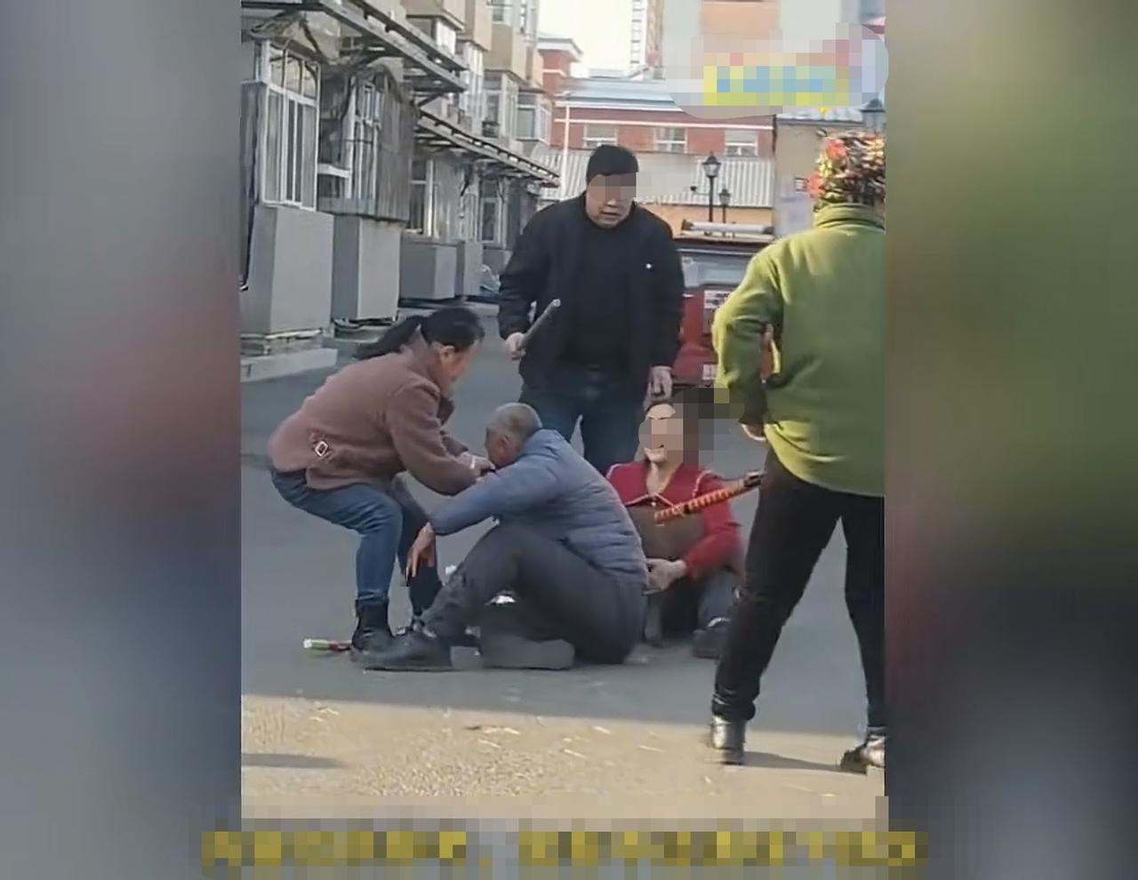 不能让这样的事再发生了！一中年男子在小区里被一条大狗撕咬，尽管狗的主人过来帮忙，