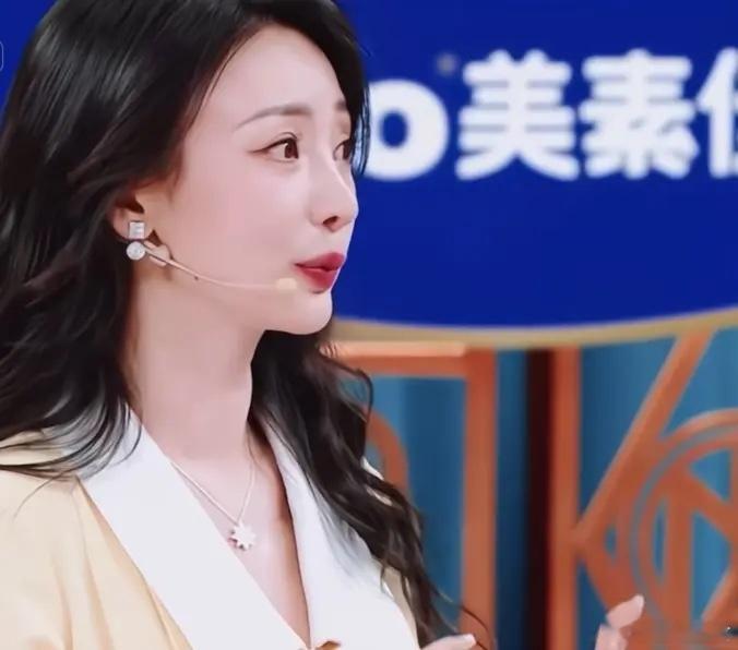 锤娜丽莎曾跟柳岩说自己遇到了双向奔赴的人！之后就淡出了柳岩生活圈。近日三人一起录