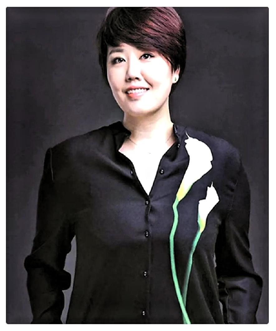 春晚总导演又是她？连续四年，央视把十几亿人的年夜饭，全押在了一个女人身上。