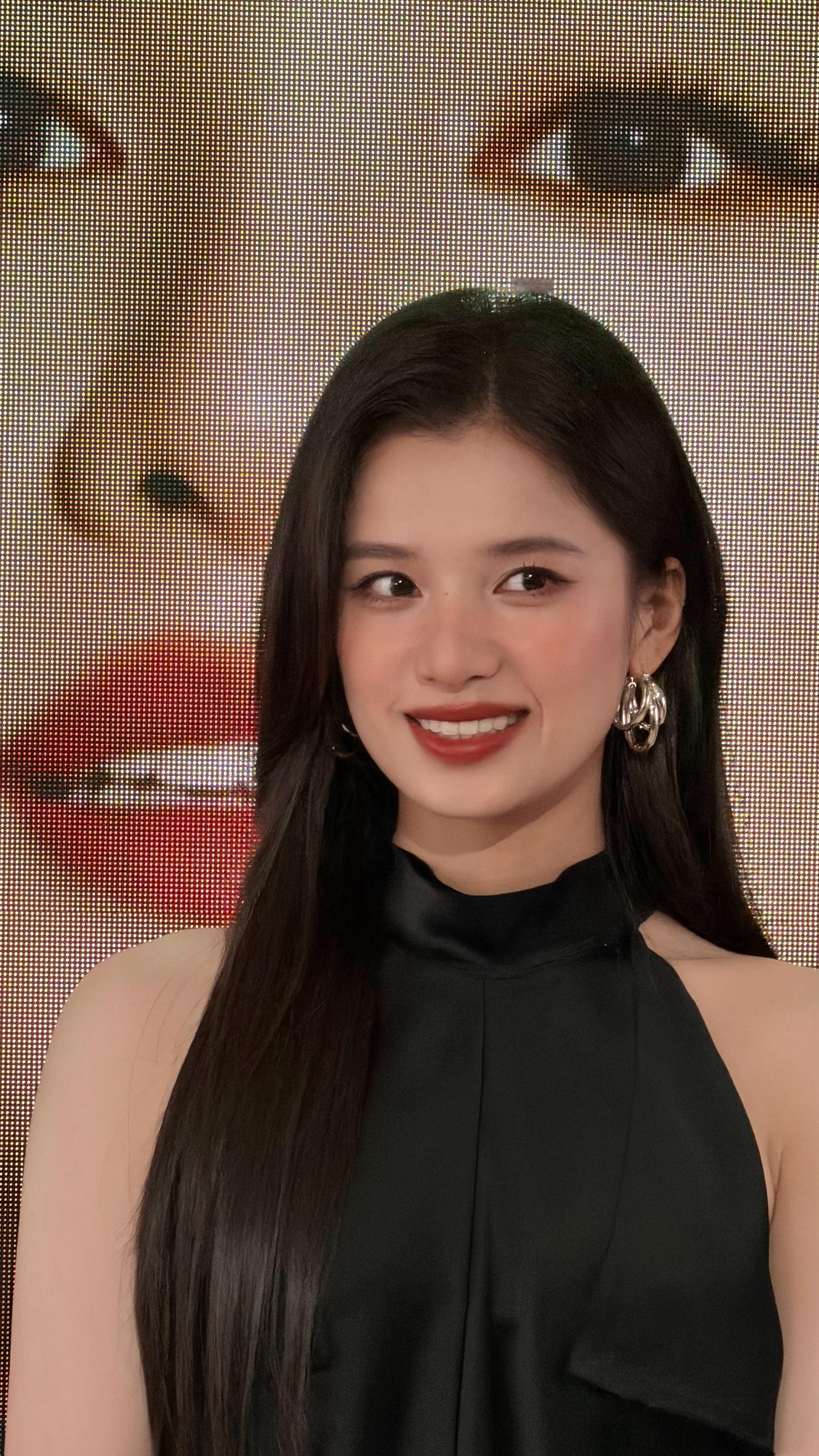 所有人感受张婧仪的生图！！这么美的脸离我这么近呜呜美颜暴击