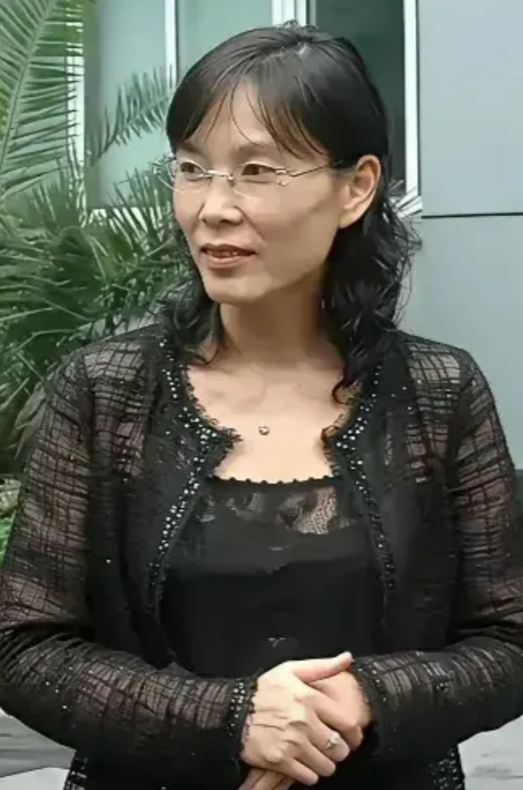 杜女士真是把婚姻玩出花了。据说，她自己也是个有正常婚姻的，她的合法丈夫姓陈，婚姻