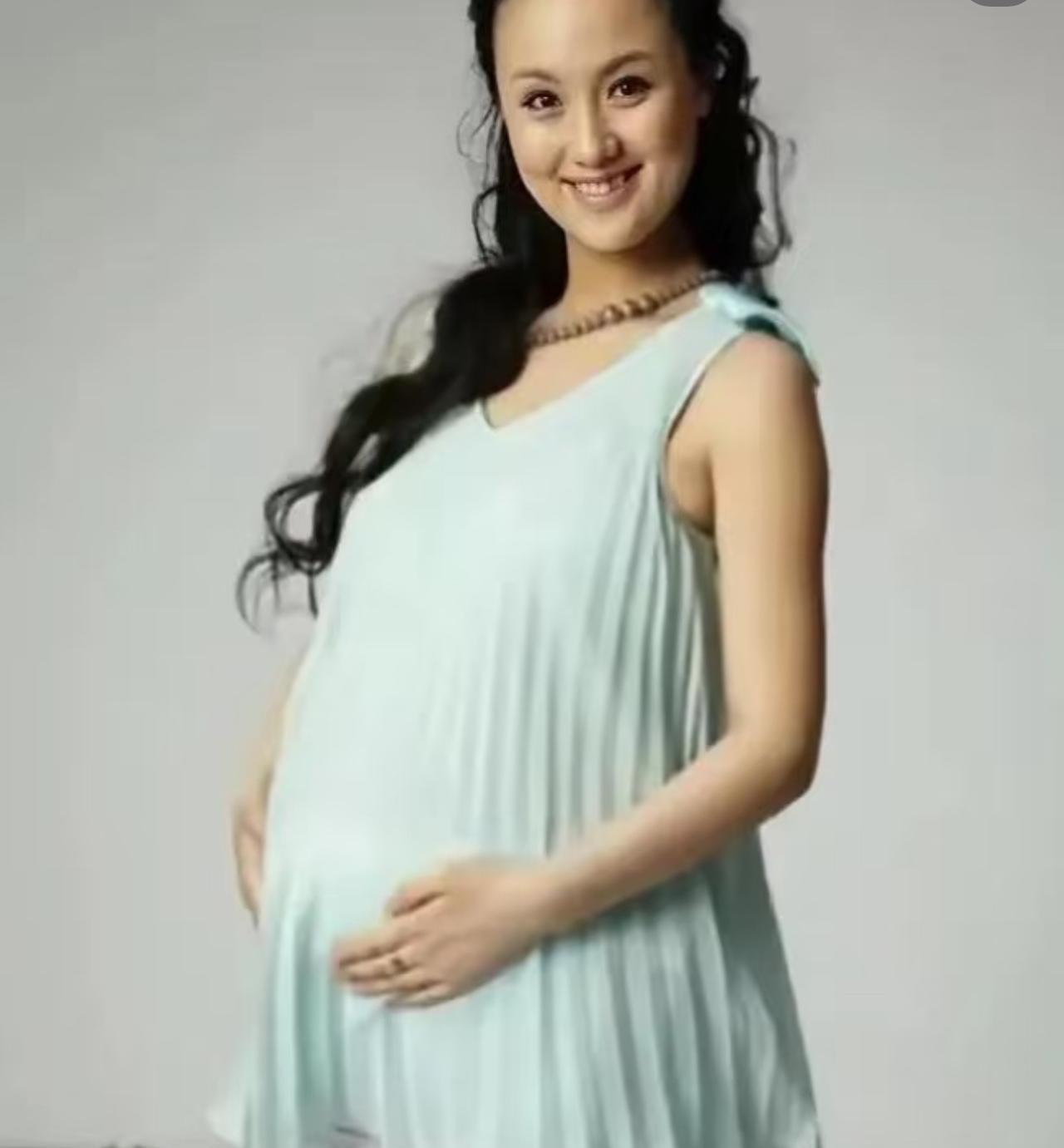 朱媛媛当年也拍了孕妇写真，看上去是那么的温柔富态，可以看出当时的她多么期盼孩子的