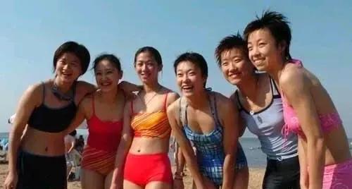 以前的乒乓六姐妹泳装合影单纯晴朗。第一位是彭陆洋第二位是白洋第三位是牛剑