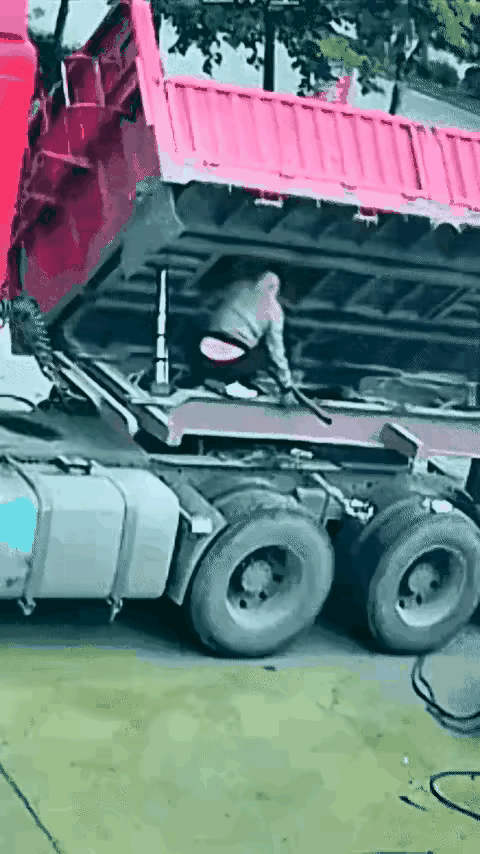 看的人惊心动魄，稍一迟疑，一条好汉的命就交待了。现实生活中，确确实实有把人压死的