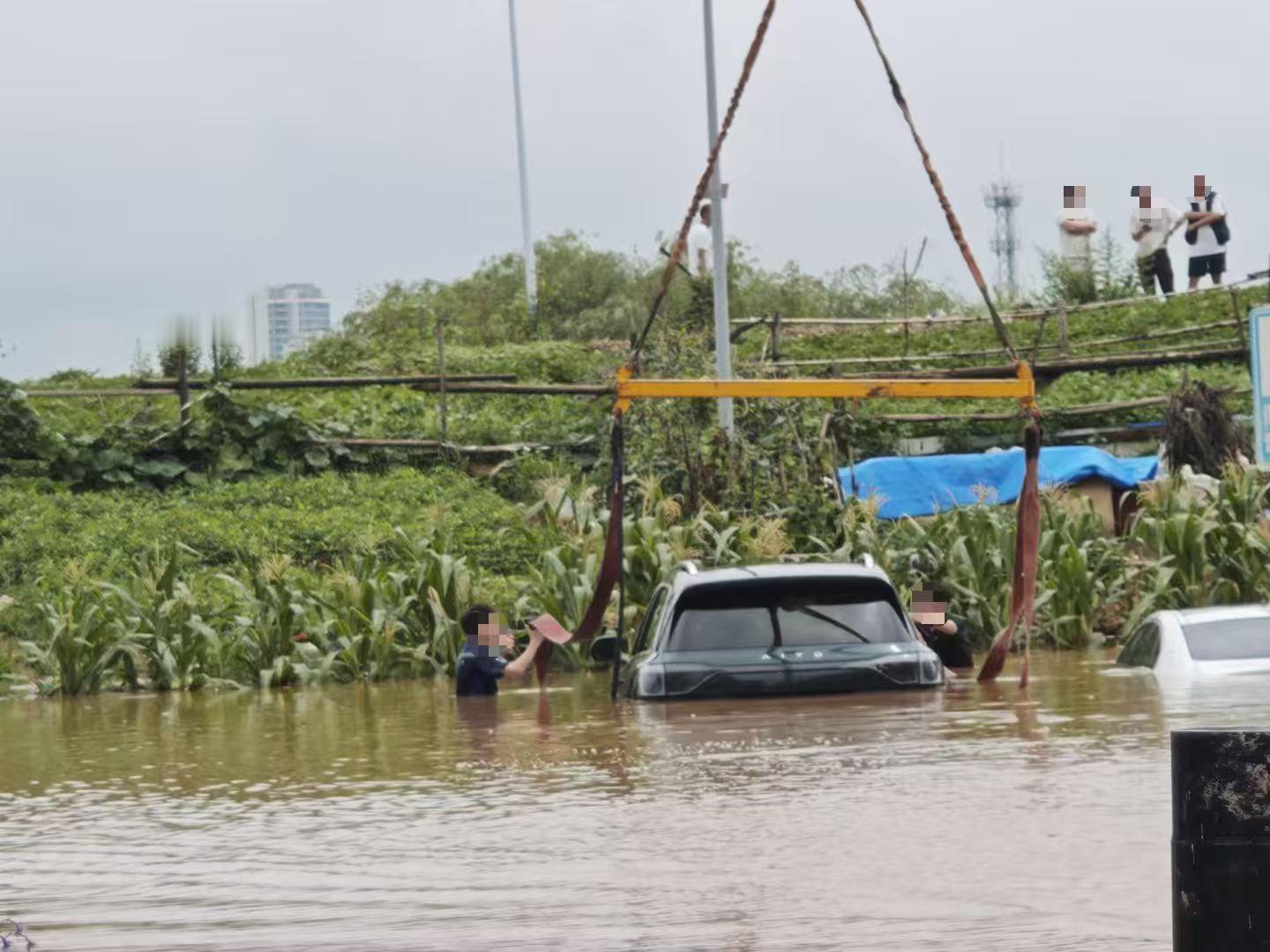 什么才是品牌的核心？8月1日成都暴雨中的泡水车风险，问界用行动回答。一位车主将车
